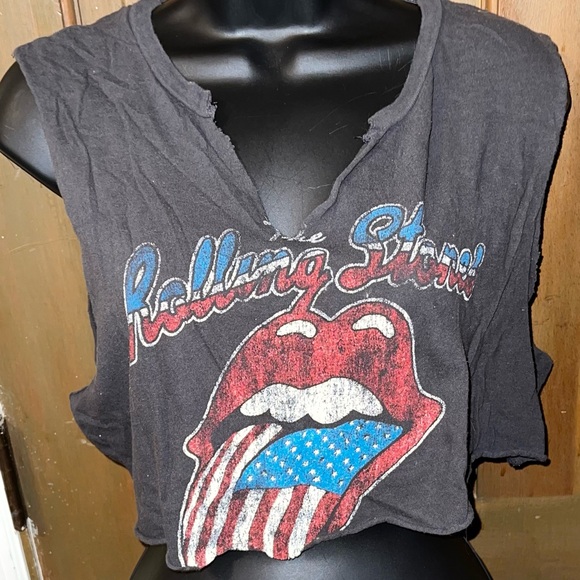3/$15🤍The Rolling Stones Cropped Grunge V Neck Tank Top - Picture 2 of 8